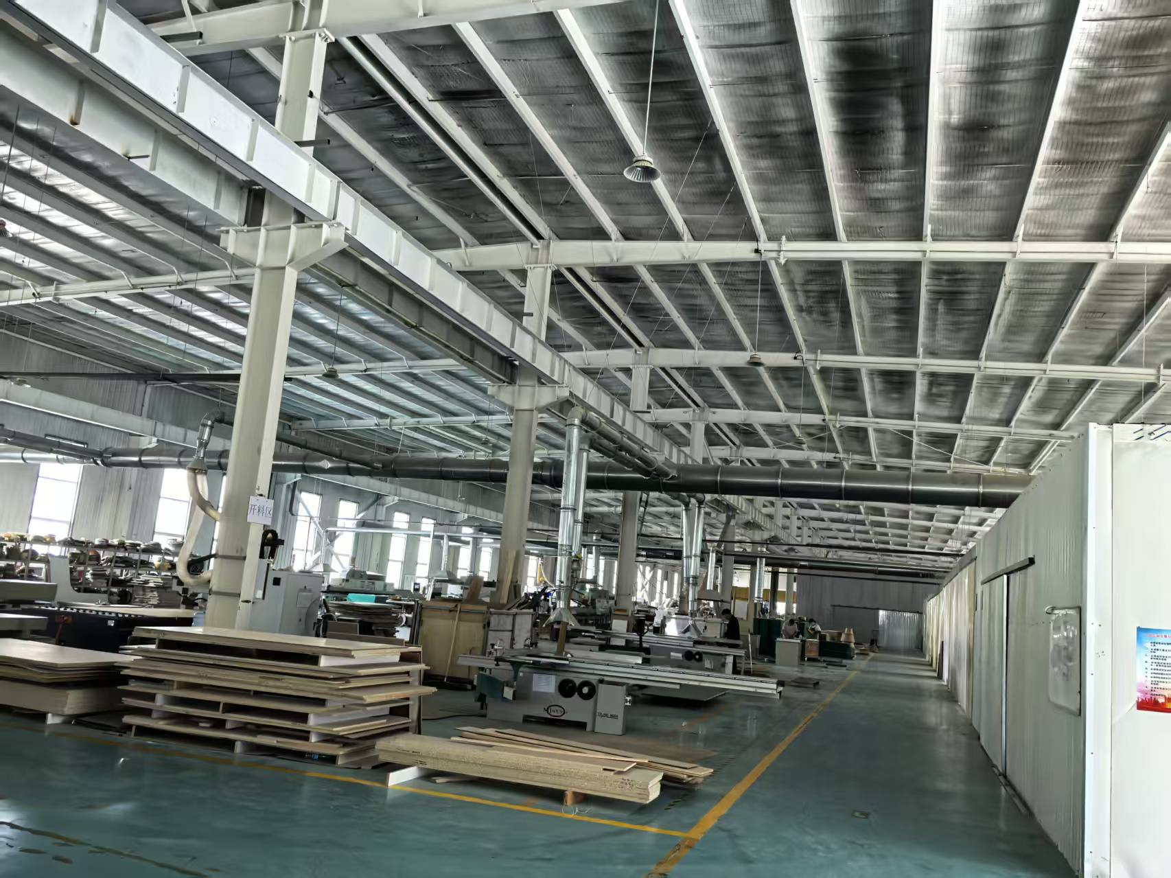 现代化生产车间内部,工人操作精密设备,整洁有序的工作环境