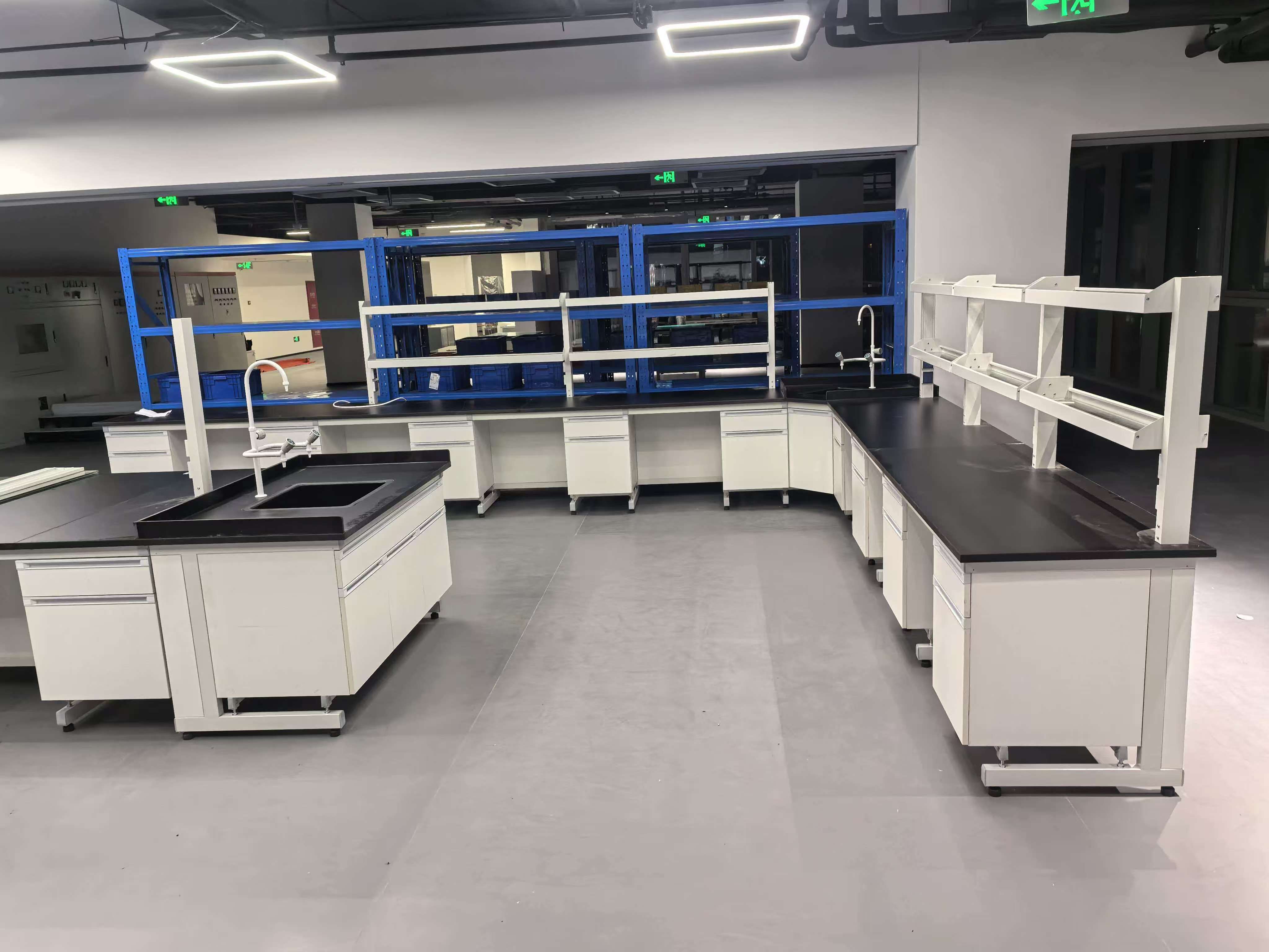 工业车间工具柜组合,金属材质,多层抽屉设计,整齐摆放各种工具